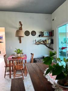 sala de estar con mesa de madera y sillas en Marlindo Hospedagem, en Penha