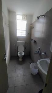 uma casa de banho com um WC e um lavatório em Brand New Suite Room em Bangalore