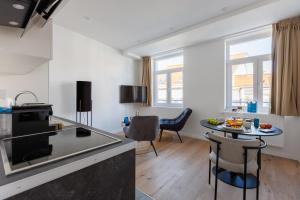cocina y sala de estar con mesa en Sweet Inn - Bodeghem en Bruselas