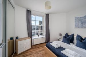 um quarto com uma cama grande e uma janela em Casa Fresa - Cowgate House em Dundee