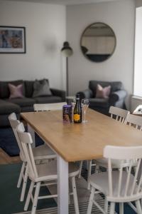 uma mesa de madeira com duas garrafas e copos em Casa Fresa - Cowgate House em Dundee