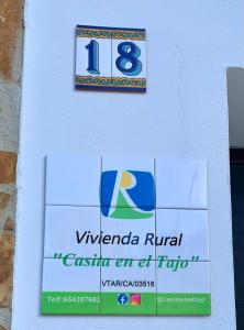 una señal en el lado de un edificio con el número ocho en Casita en el Tajo en Setenil