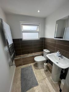 A bathroom at Stunning House 15 min from Wembley arena