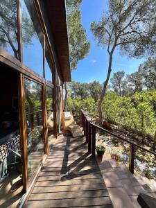 una veranda con vista sull'acqua di Landscape Casa de Madera a Tarragona