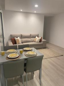 una sala de estar con una mesa con platos de comida. en Modern Spacious Apartment, en Entroncamento