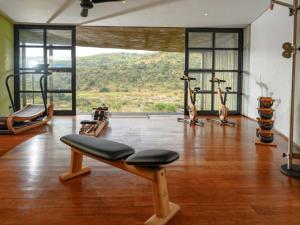- une salle de sport avec un groupe de vélos d'appartement dans l'établissement Madwaleni River Lodge, à Ulundi