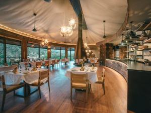 En restaurant eller et andet spisested på Madwaleni River Lodge - Babanango Game Reserve
