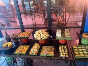 um buffet de diferentes tipos de pastelarias em exposição em Blue Tree Towers Fortaleza Beira Mar em Fortaleza