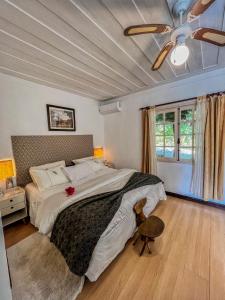 a bedroom with a large bed and a ceiling fan at Pousada Villa 3 Lagos in Santo Antônio do Pinhal +244 photos