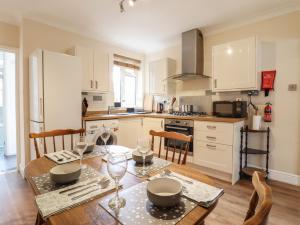 een keuken met een houten tafel en een eetkamer bij 160 Canterbury Road in Colchester