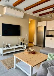 TV a/nebo společenská místnost v ubytování 1BR villa - private heated pool in Bali ElGouna
