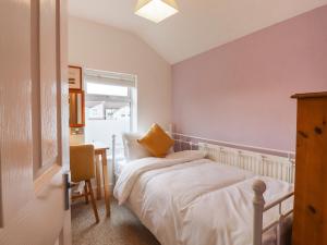 科爾切斯特的住宿－160 Canterbury Road，一间卧室配有一张床、一张书桌和一个窗户。