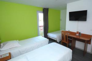En eller flere senge i et værelse på Brit Hotel Essentiel Troyes Aéroport