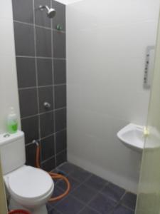 La salle de bains est pourvue de toilettes et d'un lavabo. dans l'établissement Teratak Homestay, à Changlun