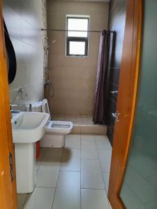 bagno con lavandino e servizi igienici di Villa Jaya a Flic-en-Flac