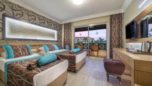 TV a/nebo společenská místnost v ubytování Saphir Hotel & Villas