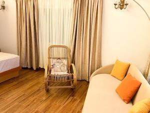 un soggiorno con divano e sedia di Tranquila Vista - Villa au cœur de la nature a Tangeri