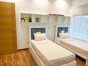 - une chambre avec 2 lits et une fenêtre dans l'établissement Tranquila Vista - Villa au cœur de la nature, à Tanger