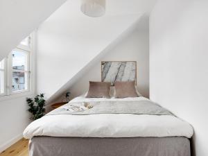 1 dormitorio con 1 cama grande en el ático en Sanders Saint - Loft One-Bedroom Apartment By the Charming Canals, en Copenhague