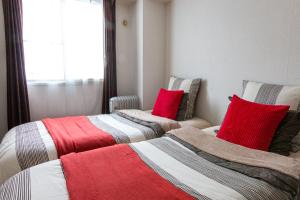 twee bedden naast elkaar in een kamer bij Cosy apartment K6/Direct to airport,CentralSapporo in Toyohira