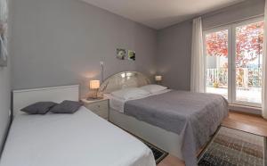 オミシュにあるApartment and Rooms Tatjanaのベッド2台と窓のある寝室