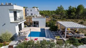 Bazén v ubytovaní Apartments Villa Adriana II alebo v jeho blízkosti