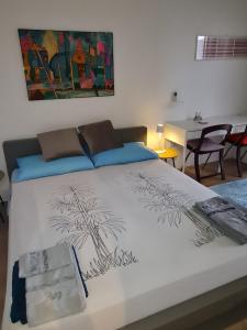 1 dormitorio con 1 cama con una pintura en la pared en Elegante appartamento con vista a Cavallino Venezia en Cavallino-Treporti