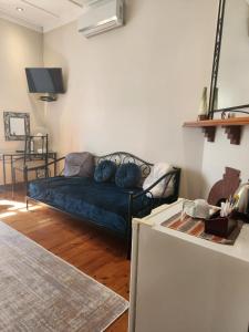 una sala de estar con un sofá azul en una habitación en Unique Guest House, en Hallack Rock