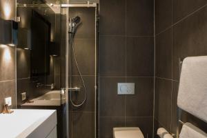 デン・ハーグにあるB-アパートホテル ケネディのバスルーム(シャワー、トイレ、洗面台付)