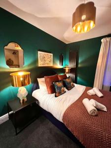 1 dormitorio con cama y pared verde en Canalside Terrace-Boutique Stay Worcester City, en Worcester
