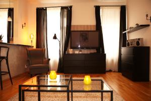 uma sala de estar com uma mesa de centro e uma televisão em Cozy Apartment in the Middle of Bratislava em Bratislava