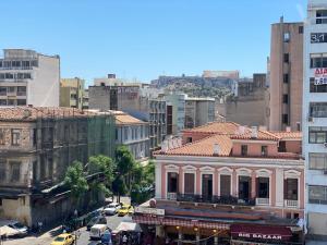 vista su una città con un edificio di Athens Market Apartments, Amazing Acropolis View ad Atene