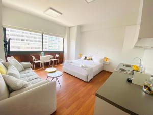 un soggiorno con un divano e un letto di Athens Market Apartments, Amazing Acropolis View ad Atene