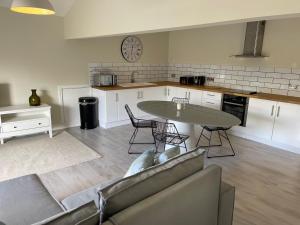 uma sala de estar com um sofá e uma mesa em Townhouse Apartment em Oswestry