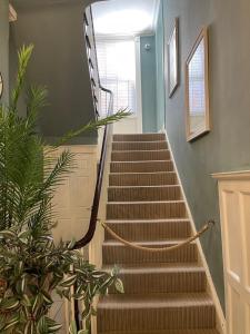 オスウェストリーにあるTownhouse Apartmentの手すり付階段