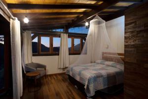 um quarto com uma cama e uma janela em Casa Bioconstruida - Fazenda Ecológica em Nova Friburgo