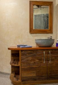 新弗里堡的住宿－Casa Bioconstruida - Fazenda Ecológica，浴室设有水槽和镜子,位于柜台上