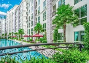 un balcone con piscina di fronte a un edificio di Olympus City Garden By Saowanee a Pattaya Sud