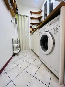 uma lavandaria com máquina de lavar e secar roupa em Stationnement Gratuit, 3mn du Métro, Parfait pour Télétravailler em Maisons-Alfort