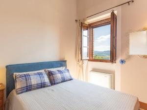 a bedroom with a bed and a window at La Casa Di Bice in Asciano