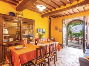 a large dining room with a table and chairs at La Casa Di Bice in Asciano
