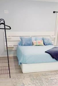 1 dormitorio con 1 cama con almohadas azules en Cozy Country Get Away Studio at Firefly Acres en Olean