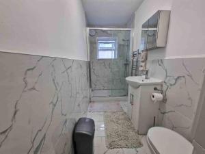 Koupelna v ubytování Sleep 2 Cosy Flat With Modern Amenities