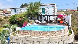 Wonderful Villa with heated infinity pool, Ocean View in Tenerife South في سان ميغيل ذي أبونا: مسبح امام بيت
