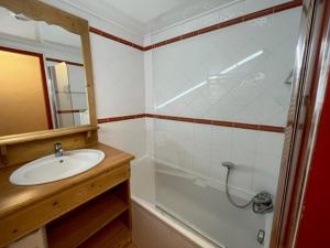 uma casa de banho com um lavatório e um chuveiro em Appartement Pra-Loup, 3 pièces, 8 personnes - FR-1-165A-45 em Uvernet