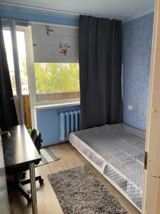 ein kleines Schlafzimmer mit einem Bett und einem Fenster in der Unterkunft Vanalinna Apartment in Võru