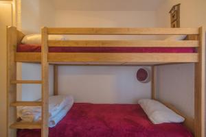 a bunk bed room with two bunk beds in it at Le Sunny Snow - Jolie vue montagne in Les Orres