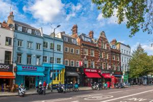 a busy city street with many shops and buildings at Spacious Home on Chapel Market in London