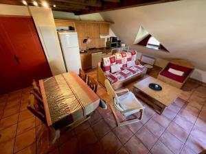 an overhead view of a kitchen with a table and chairs at T2 mezzanine à Pra-Loup 1500, proche navette et vue montagnes - FR-1-165A-59 in Uvernet-Fours
