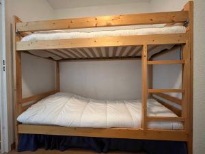 a bunk bed in a room with a bunk bed frame at Appartement Pra-Loup, 2 pièces, 4 personnes - FR-1-165A-82 in Uvernet